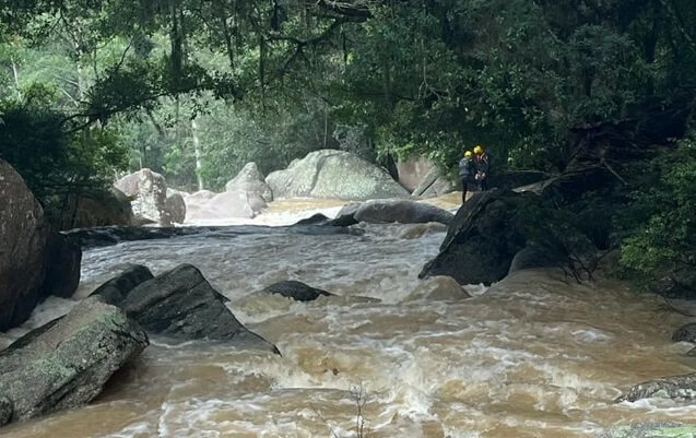 Rio com forte correnteza dificultou o trabalho dos bombeiros