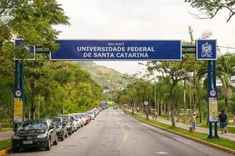 Segurança encontrou vítima ensanguentada na UFSC (Foto: Henrique Almeida, UFSC)