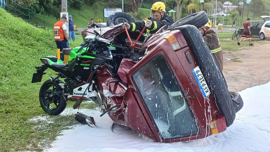 Motocicleta ficou presa no veículo após o impacto