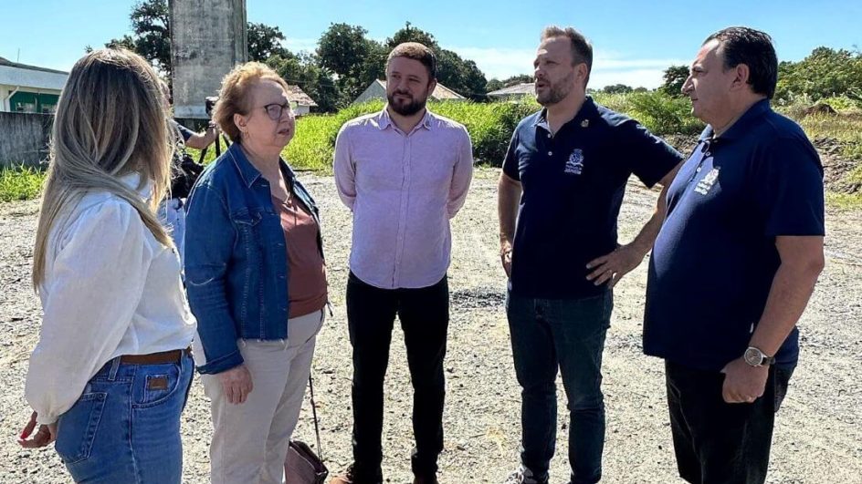 Na quarta, Tânia Eberhardt acompanhou Adriano Silva em visita ao Espinheiros, onde será construído posto de saúde