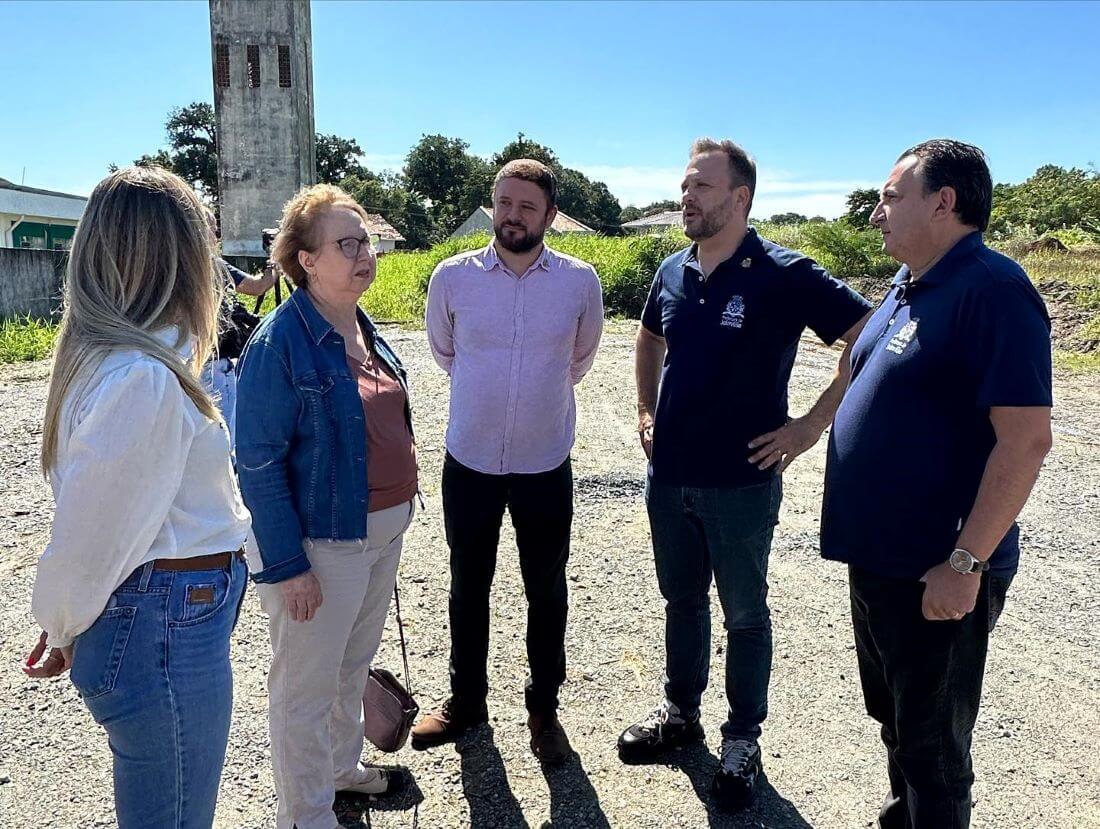 Na quarta, Tânia Eberhardt acompanhou Adriano Silva em visita ao Espinheiros, onde será construído posto de saúde