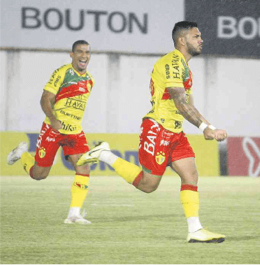 Jogadores do Brusque celebram a vitória sobre o Barra, na última quarta-feira