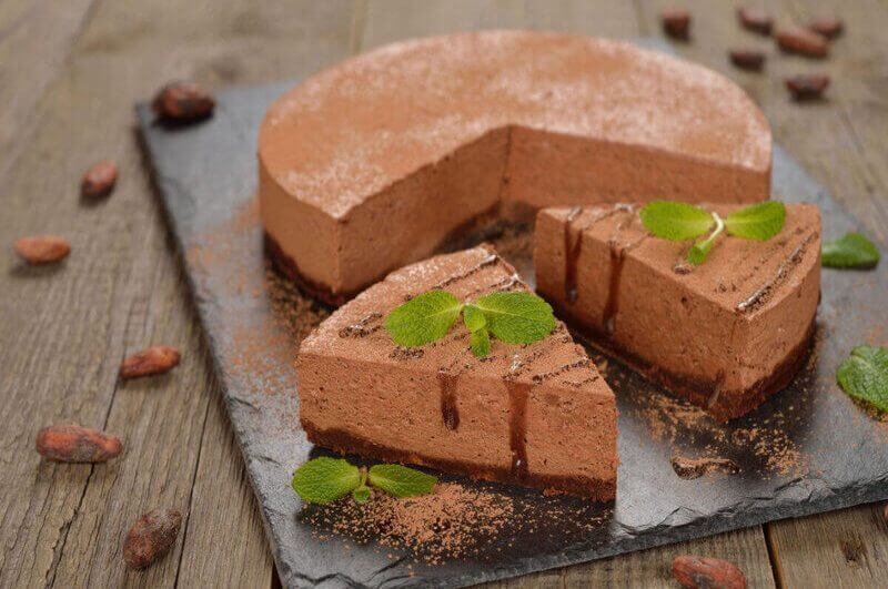 Cheesecake de chocolate com cacau em pó e folhas de hortelã