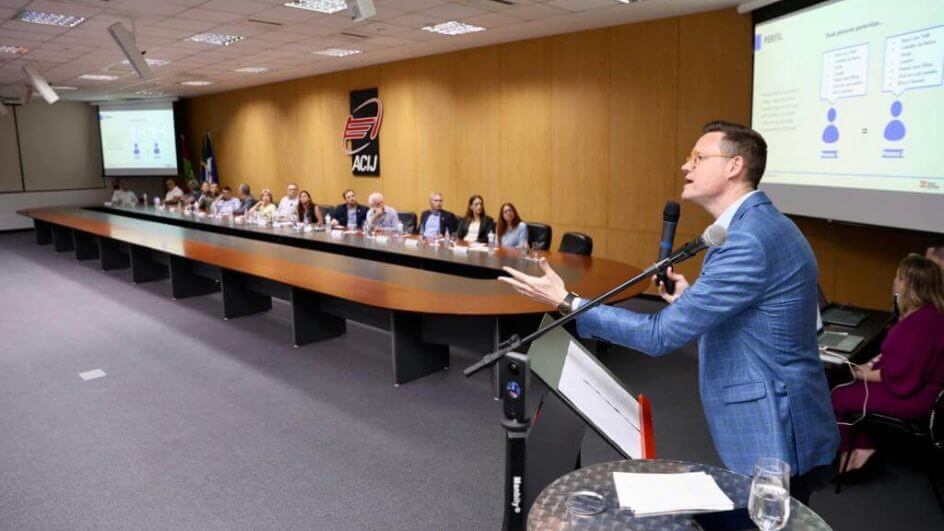 Cleverson Siewert fez apresentação do plano de ajuste fiscal na Acij