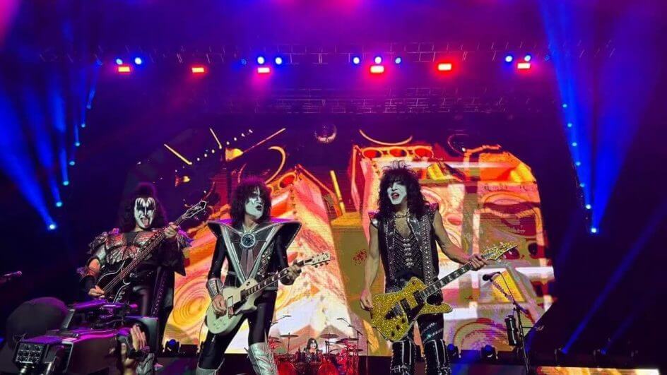 Integrantes da Banda Kiss levam camisetas da Chapecoense pra casa.