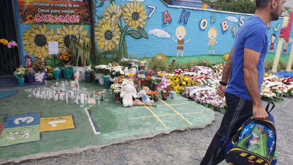 Homenagens foram feitas em frente ao local