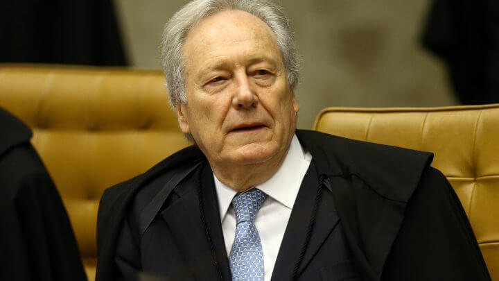 Aposentadoria de Ricardo Lewandowski é entregue por Lula