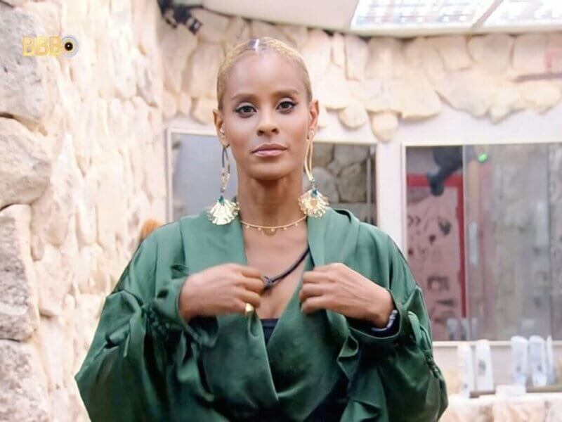 Aline Wirley se olhando em espelho no BBB 23