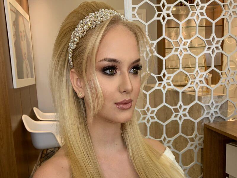 Noiva com cabelo solto e tira de brilhantes