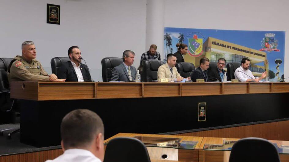 Debate sobre segurança em escolas, com convidados, foi realizado em sessão da Câmara de Joinville