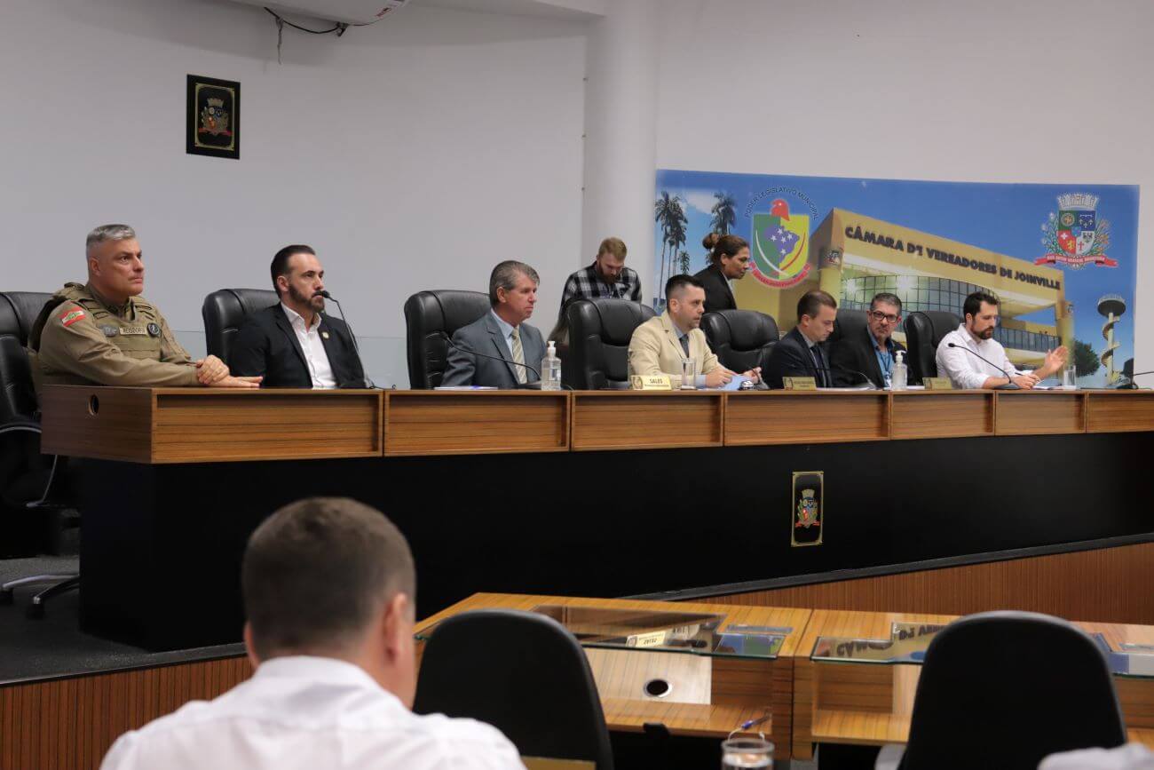 Debate sobre segurança em escolas, com convidados, foi realizado em sessão da Câmara de Joinville