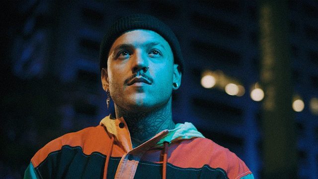 Talles gravou o clipe da música na Avenida Paulista, em São Paulo.