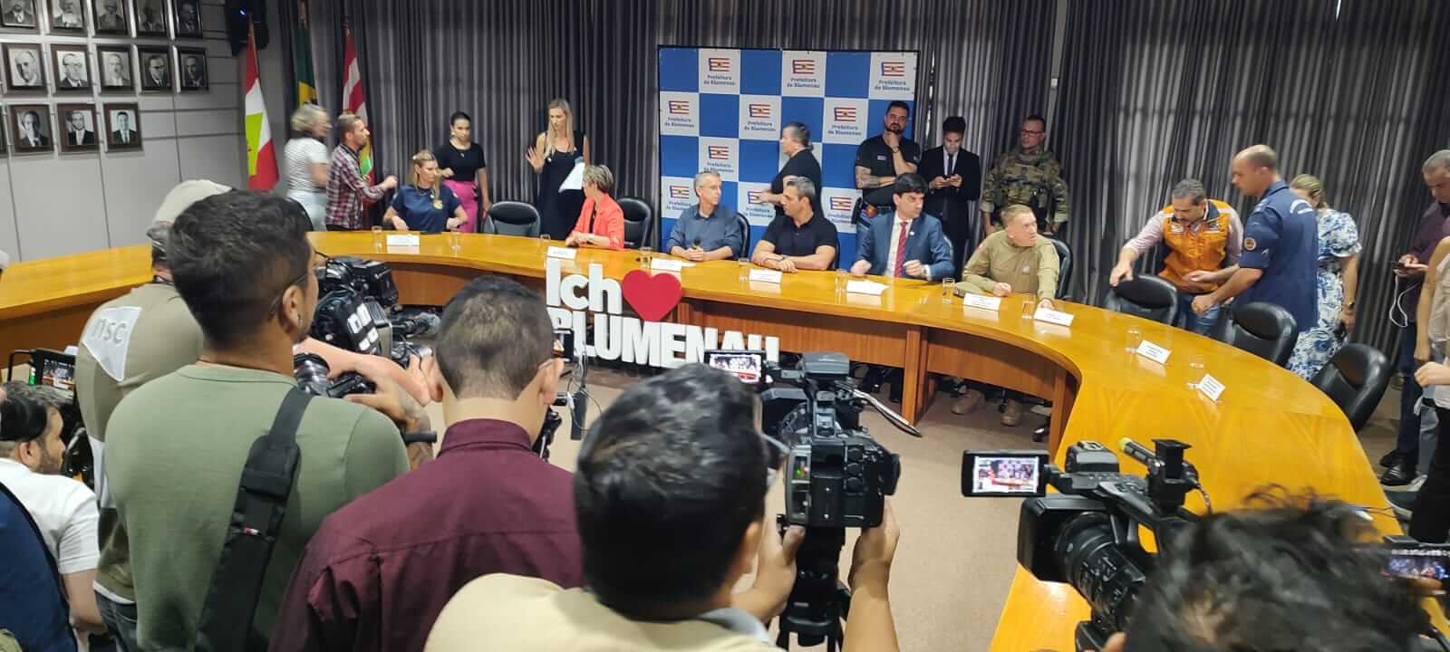 coletiva de imprensa caso blumenau