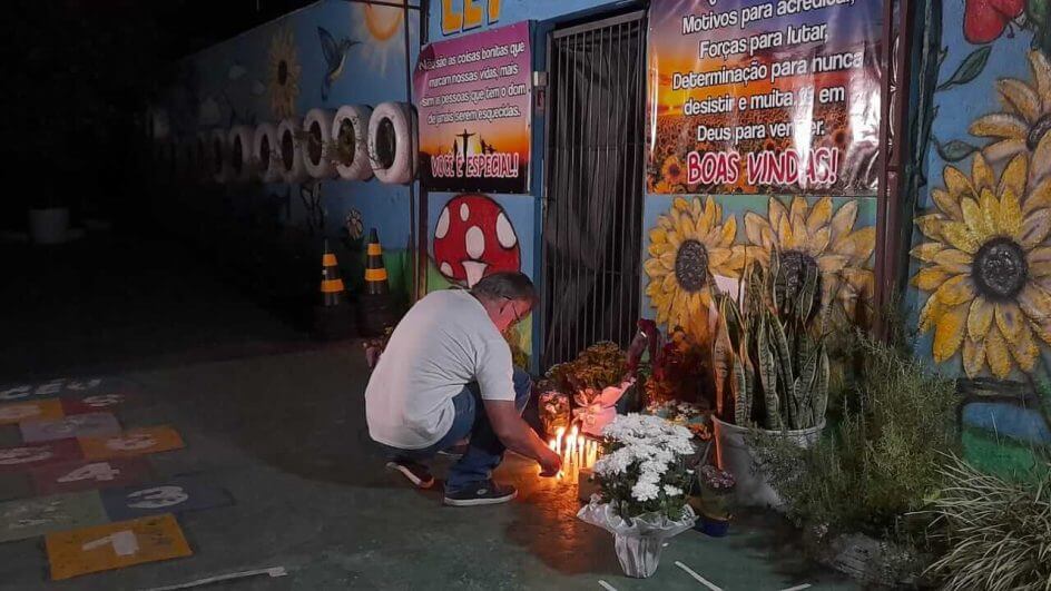 Vigília em frente a creche alvo de ataque em Blumenau