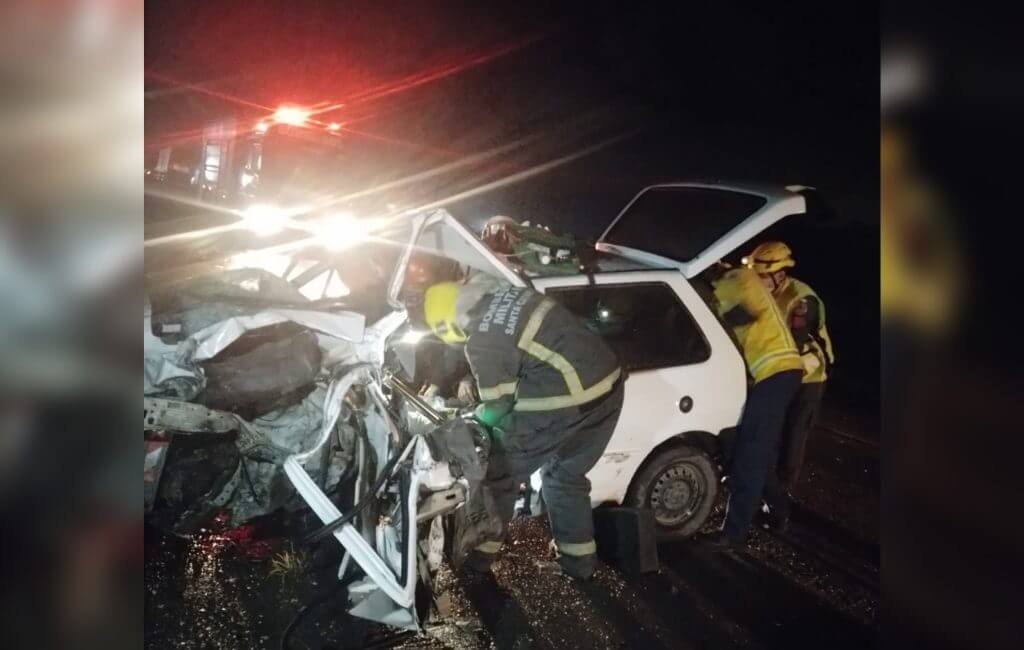 Duas pessoas ficaram feridas no acidente (Foto: Corpo de Bombeiros Militar/Divulgação)