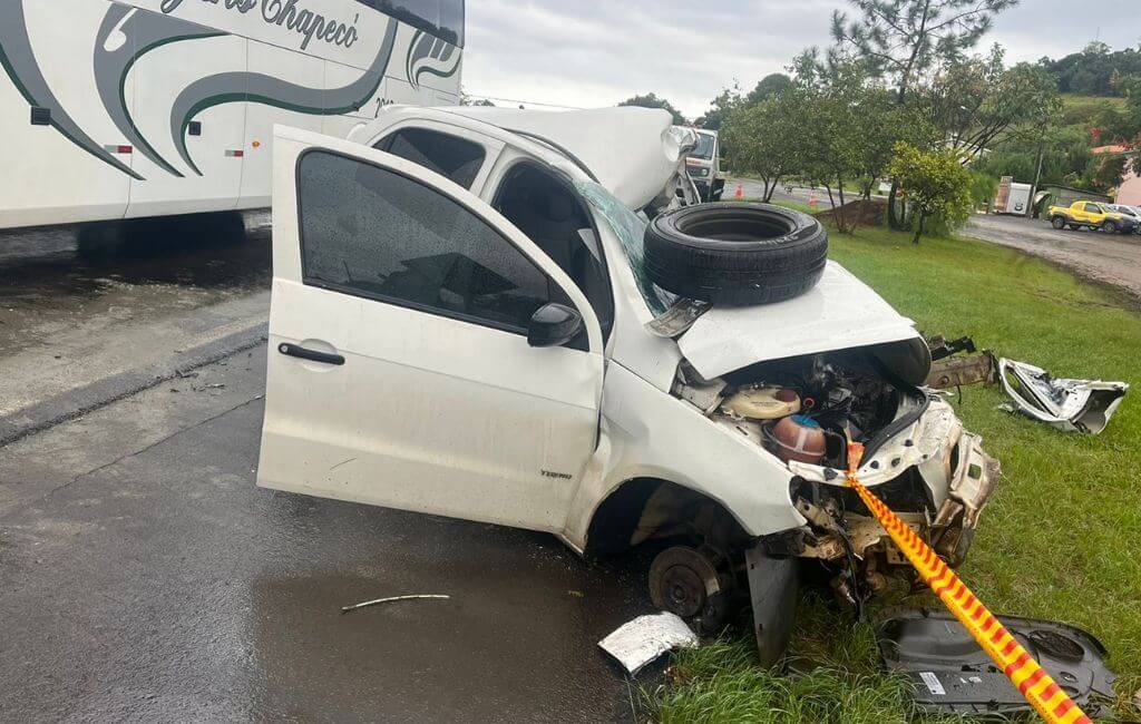 Vítima fatal dirigia carro envolvido no acidente (Foto: Andrielli Zambonin, NSC TV)