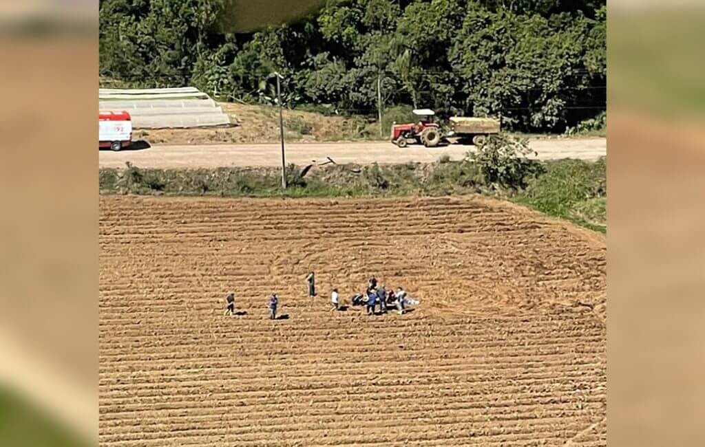 Vítima não resistiu aos ferimentos e morreu no local (Foto: SAER/SARASUL/Divulgação)