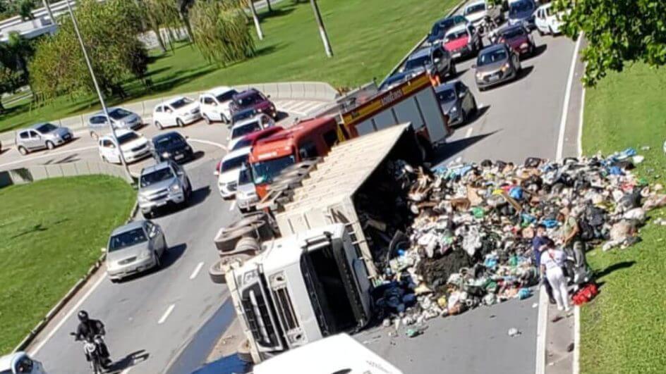 acidente caminhão de lixo