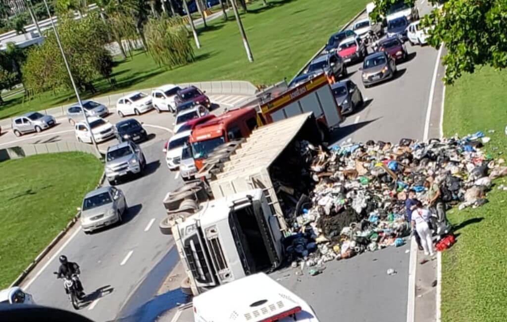 acidente caminhão de lixo