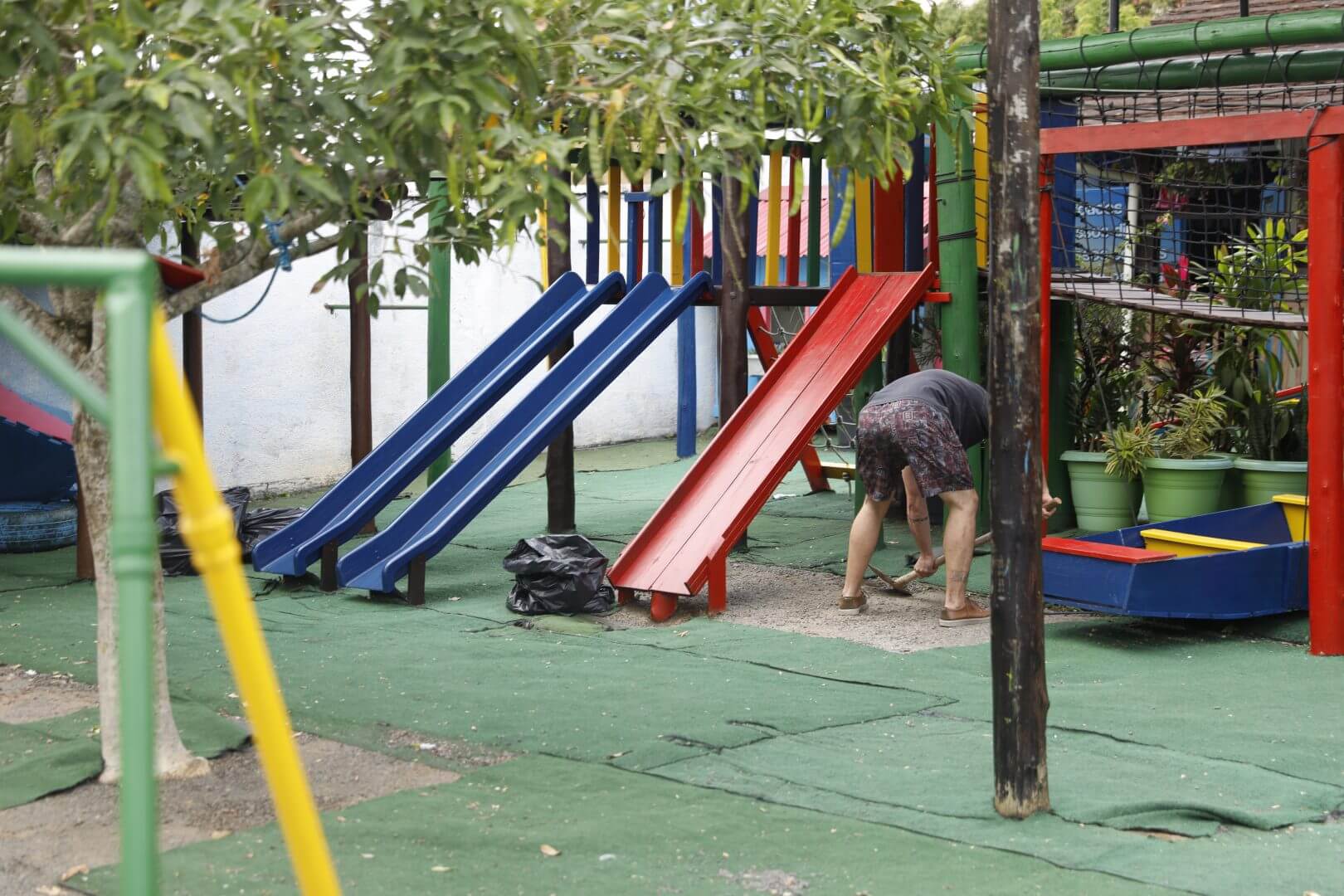 Ataque ocorreu no parquinho da creche (Foto: Tiago Ghizoni/Diário Catarinense)