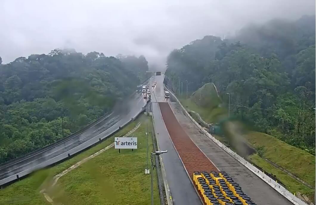 Veículo conseguiu utilizar área de escape da rodovia (Foto: Arteris/Reprodução)