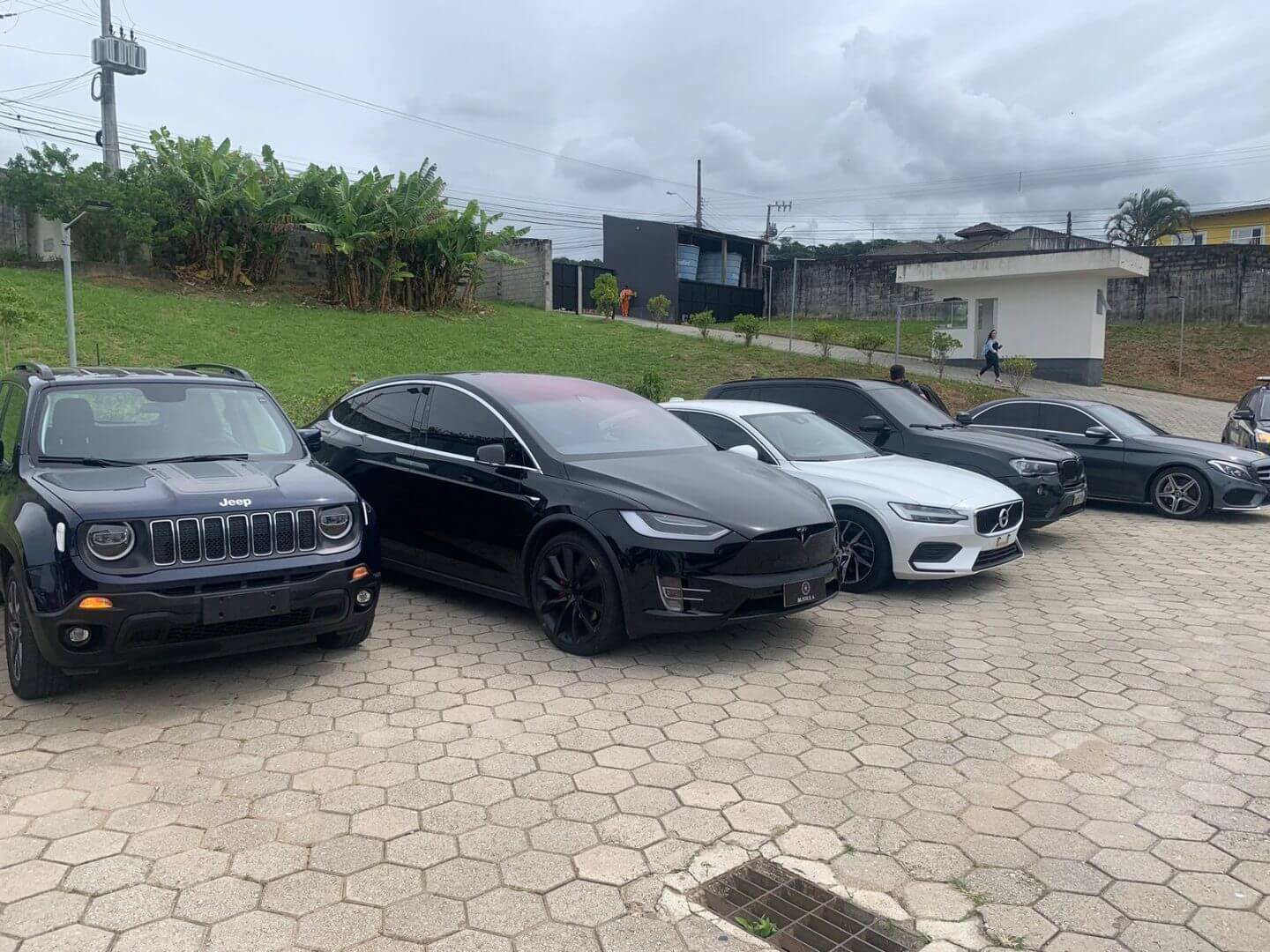 Carros de luxo foram apreendidos durante a operação (Foto: Polícia Civil/Divulgação)