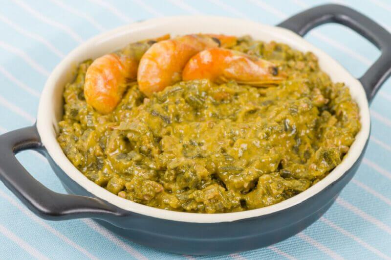 Caruru com camarão em panela de cerâmica cinza