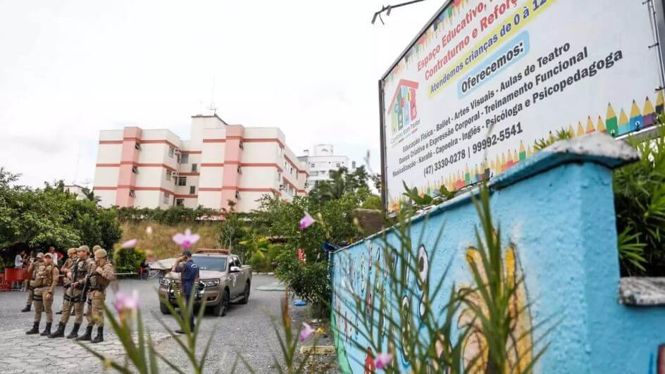 Profissional estava na creche no momento do ataque (Foto: Tiago Ghizoni/Diário Catarinense)