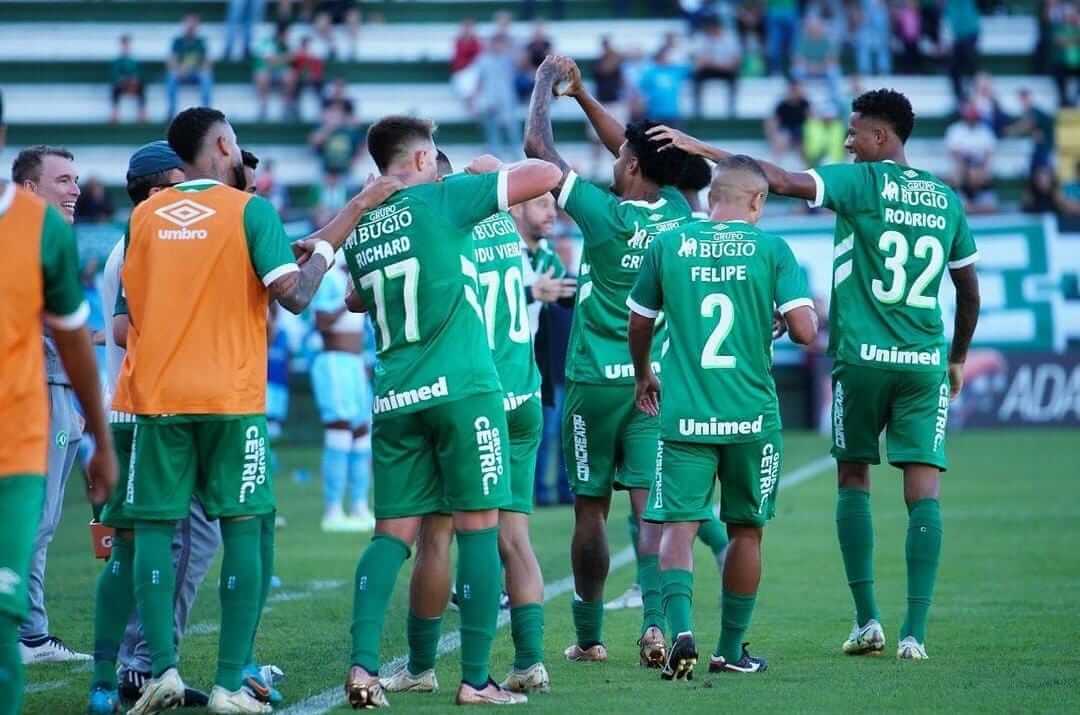 Chapecoense comemorou vitória neste domingo
