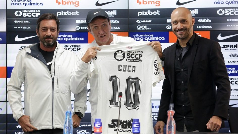 Cuca foi apresentado como novo técnico do Corinthians pelo presidente do clube, Duilio Monteiro Alves (E), e o gerente de futebol, Alessandro Nunes (Foto: Reprodução, twitter, Corinthians)