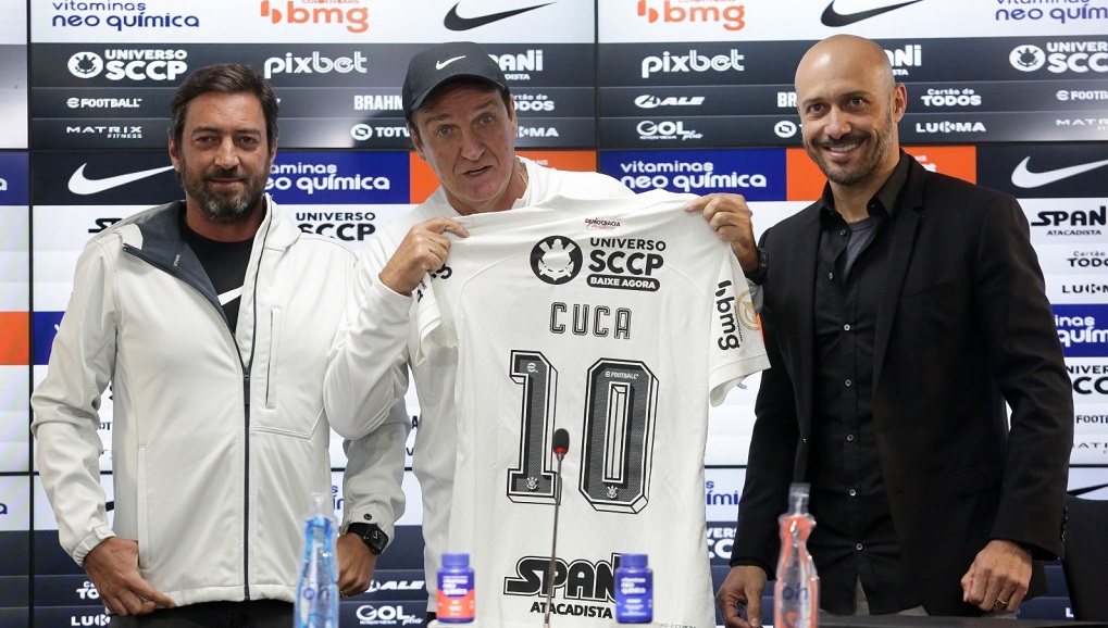 Cuca foi apresentado como novo técnico do Corinthians pelo presidente do clube, Duilio Monteiro Alves (E), e o gerente de futebol, Alessandro Nunes (Foto: Reprodução, twitter, Corinthians)