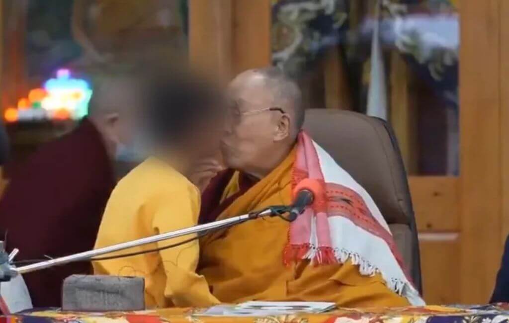 Dalai Lama beija menino na boca
