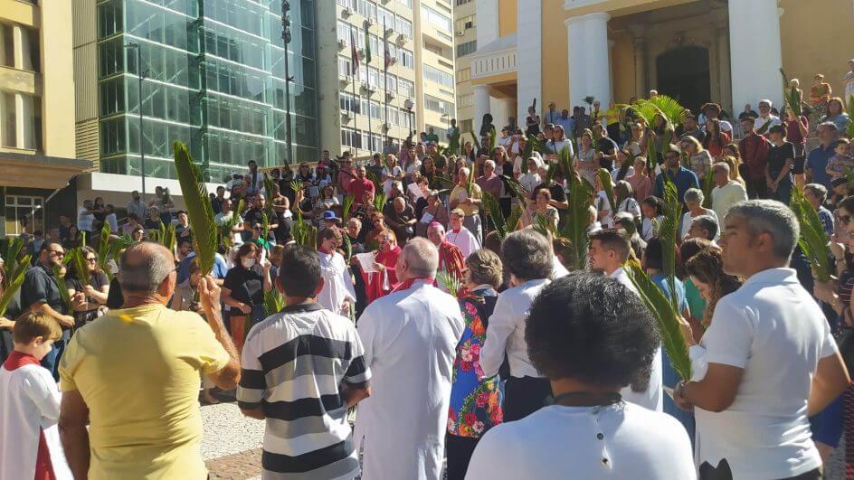Centenas foram até o Centro de Florianópolis neste domingo (2) (Foto: Ângela Bastos, NSC Total)