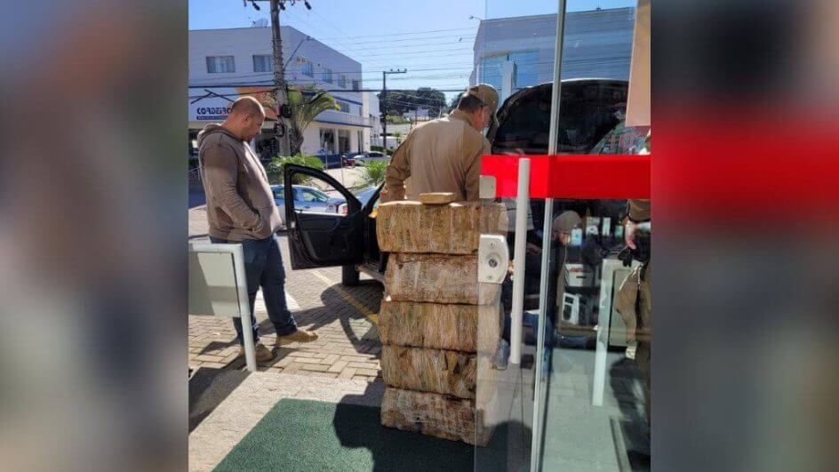 Equipe parou em farmácia para pesar drogas