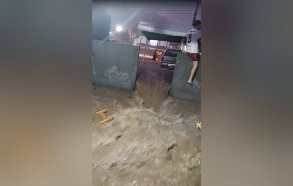 Água invadiu imóvel nesta segunda-feira