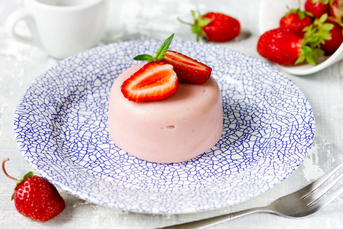 Flan de morango decorado com pedaços da fruta