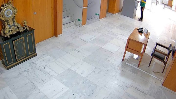 Invasor foi filmado por câmera de segurança (Foto: reprodução)