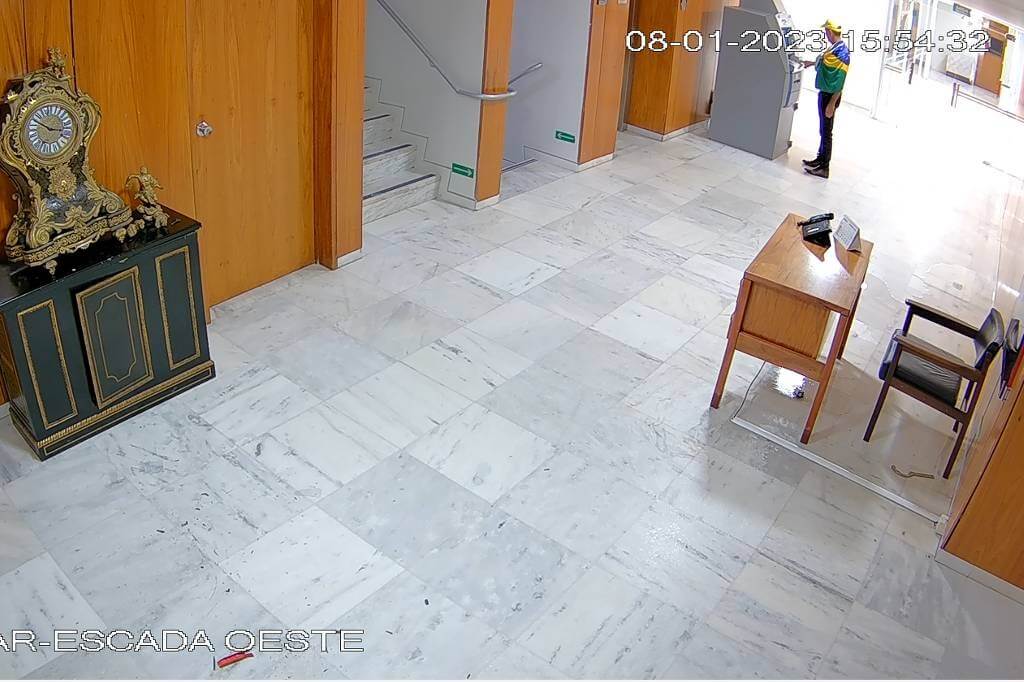 Invasor foi filmado por câmera de segurança (Foto: reprodução)