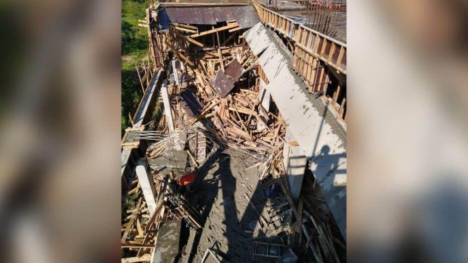 Chapas de compensado caíram e causaram efeito cascata na obra