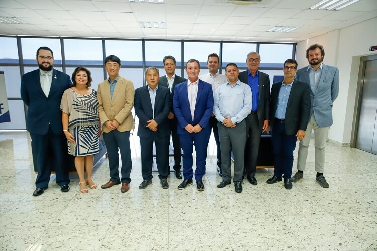 Secretário de Articulação Internacional Juliano Froehner, vice-governadora Marilisa Boehm, representantes coreanos e brasileiros da LG e secretário da Indústria, Comércio e Serviços, Silvio Dreveck
