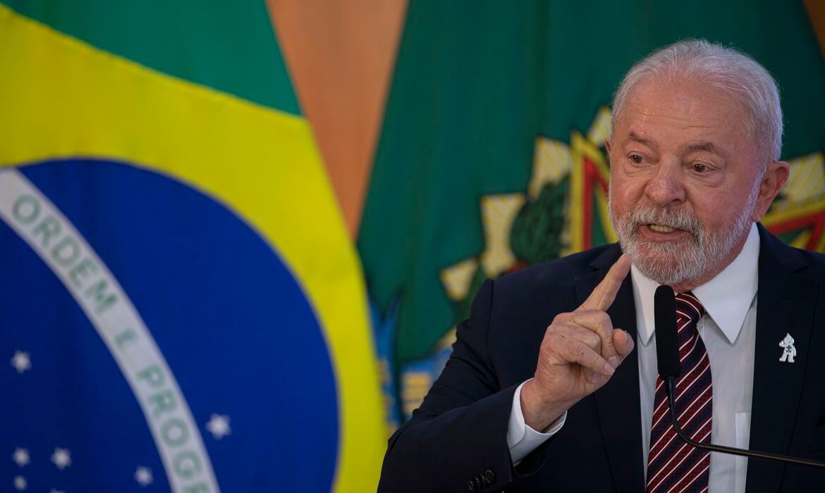 Presidente embarcou na manhã desta terça-feira (11) acompanhado de comitiva (Foto: Joédson Alves, Agência Brasil)