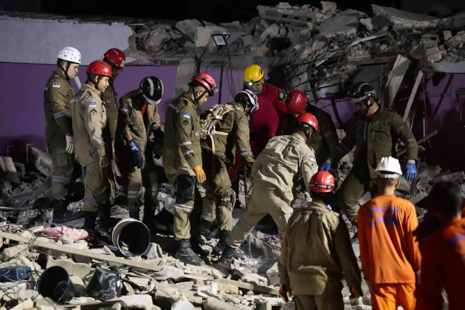 Desabamento de prédio em Olinda, na Grande Recife (Foto: Futura Press/Folhapress)
