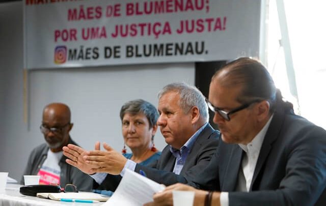 Membro da ONU, Luis Pederneira, se encontrou com as mães de Blumenau no dia 26 de abril. (Foto: Patrick Rodrigues / Santa)