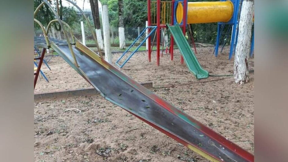 Escorregador com problemas na estrutura foi encontrado em escola - (Foto: TCE/Divulgação)