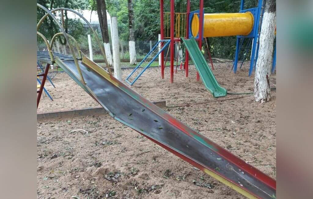 Escorregador com problemas na estrutura foi encontrado em escola - (Foto: TCE/Divulgação)
