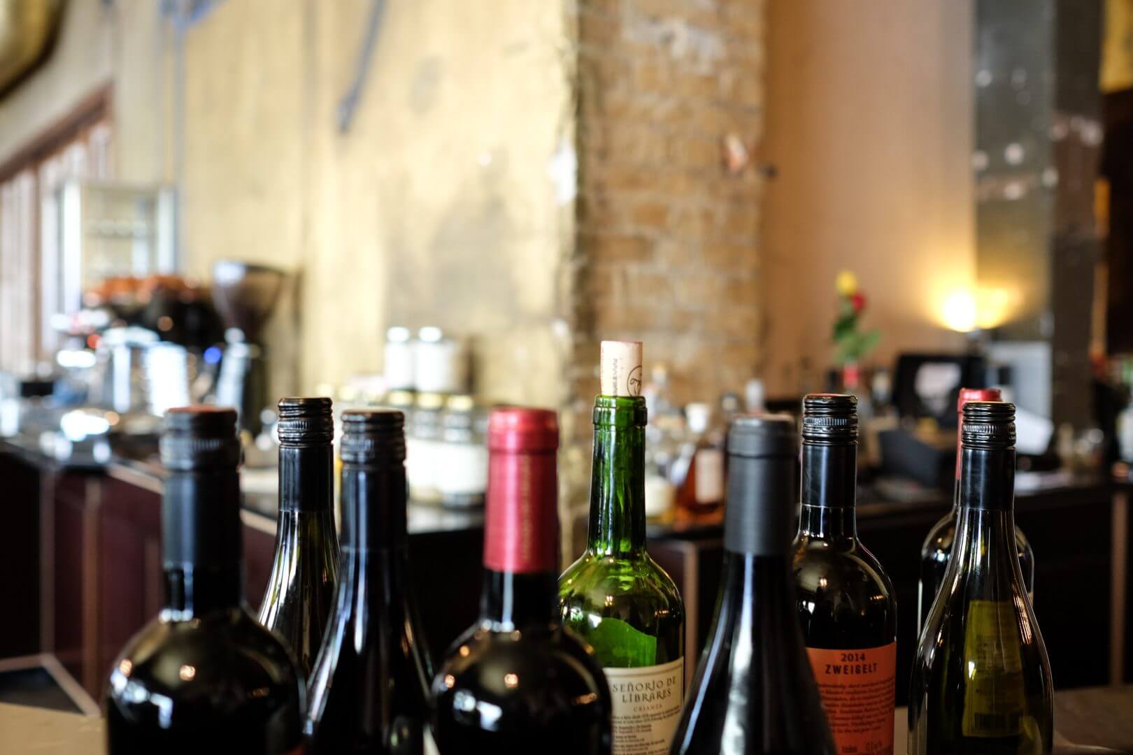 Garrafas de vinhos dispostas em uma adega