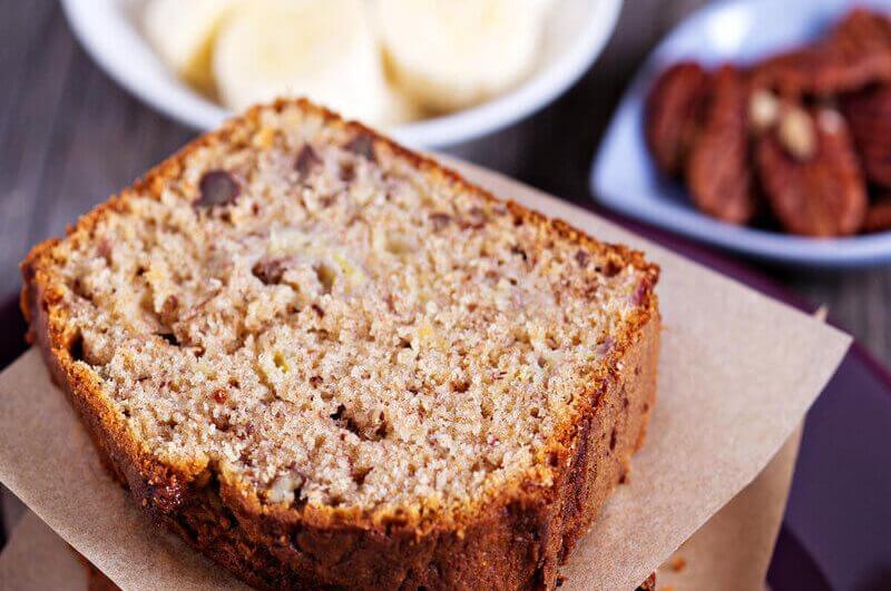 Pedaço de bolo em cima de um prato branco