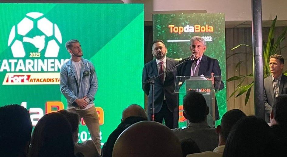 Roberto Alves discursa no Top de Bola do Catarinense 2023 (Foto: Divulgação, NSC)