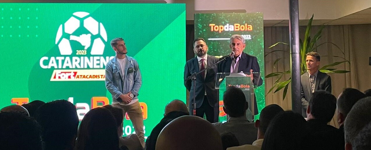 Roberto Alves discursa no Top de Bola do Catarinense 2023 (Foto: Divulgação, NSC)