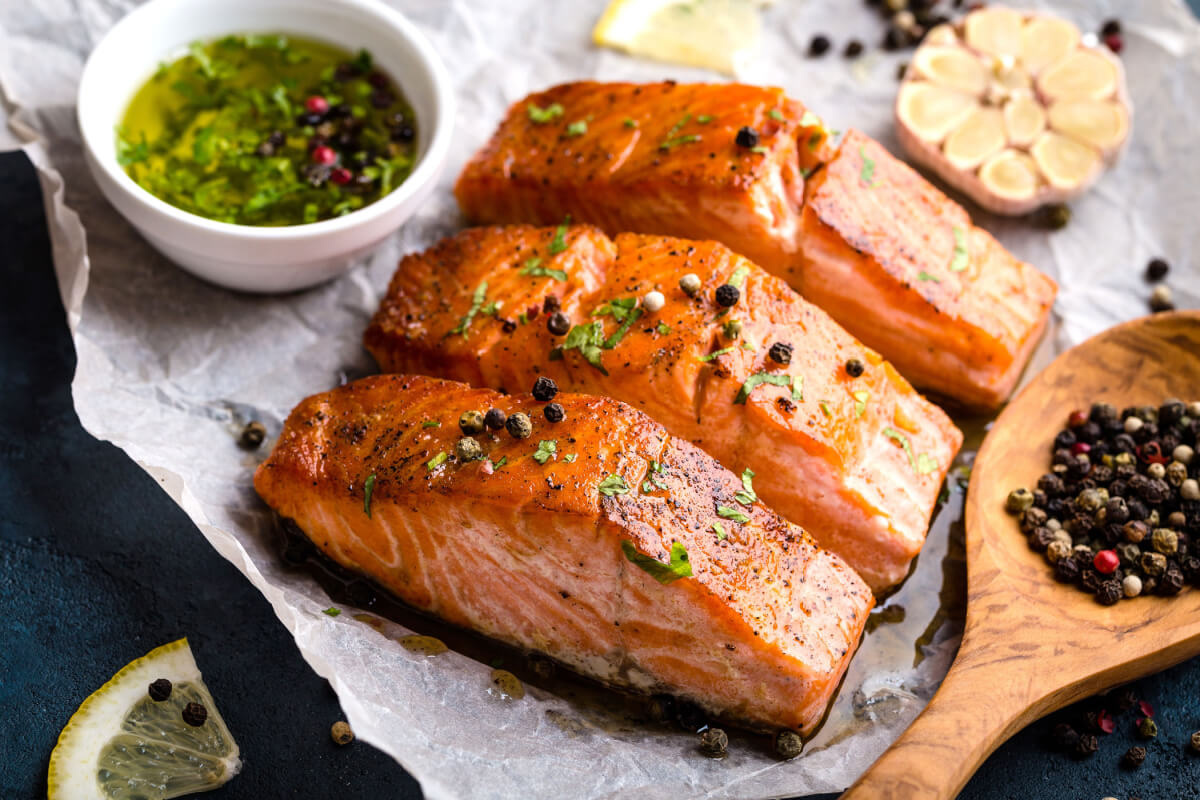 Salmão com limão, alho, pimenta do reino e ervas.